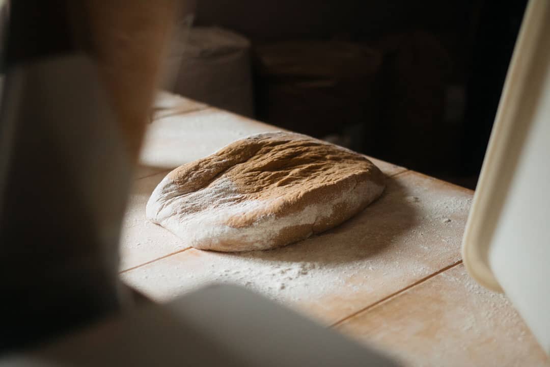 Pain en train de reposer sur un plan de travail en bois