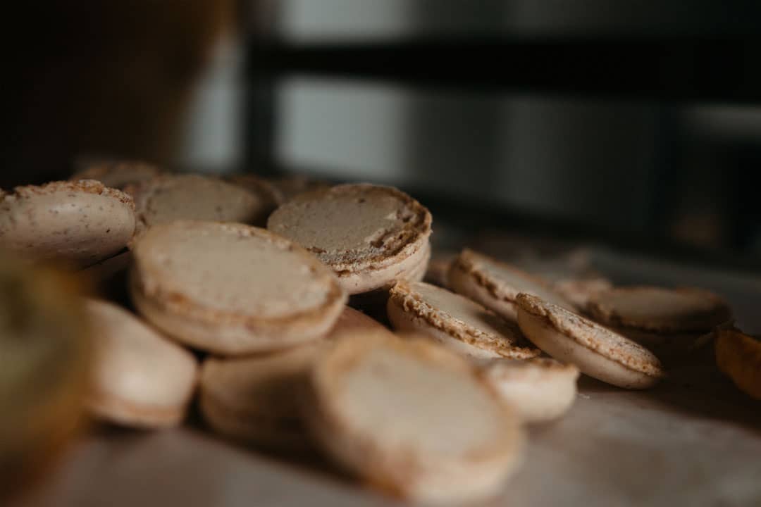 Biscuits en vrac sur une plaque de cuisson