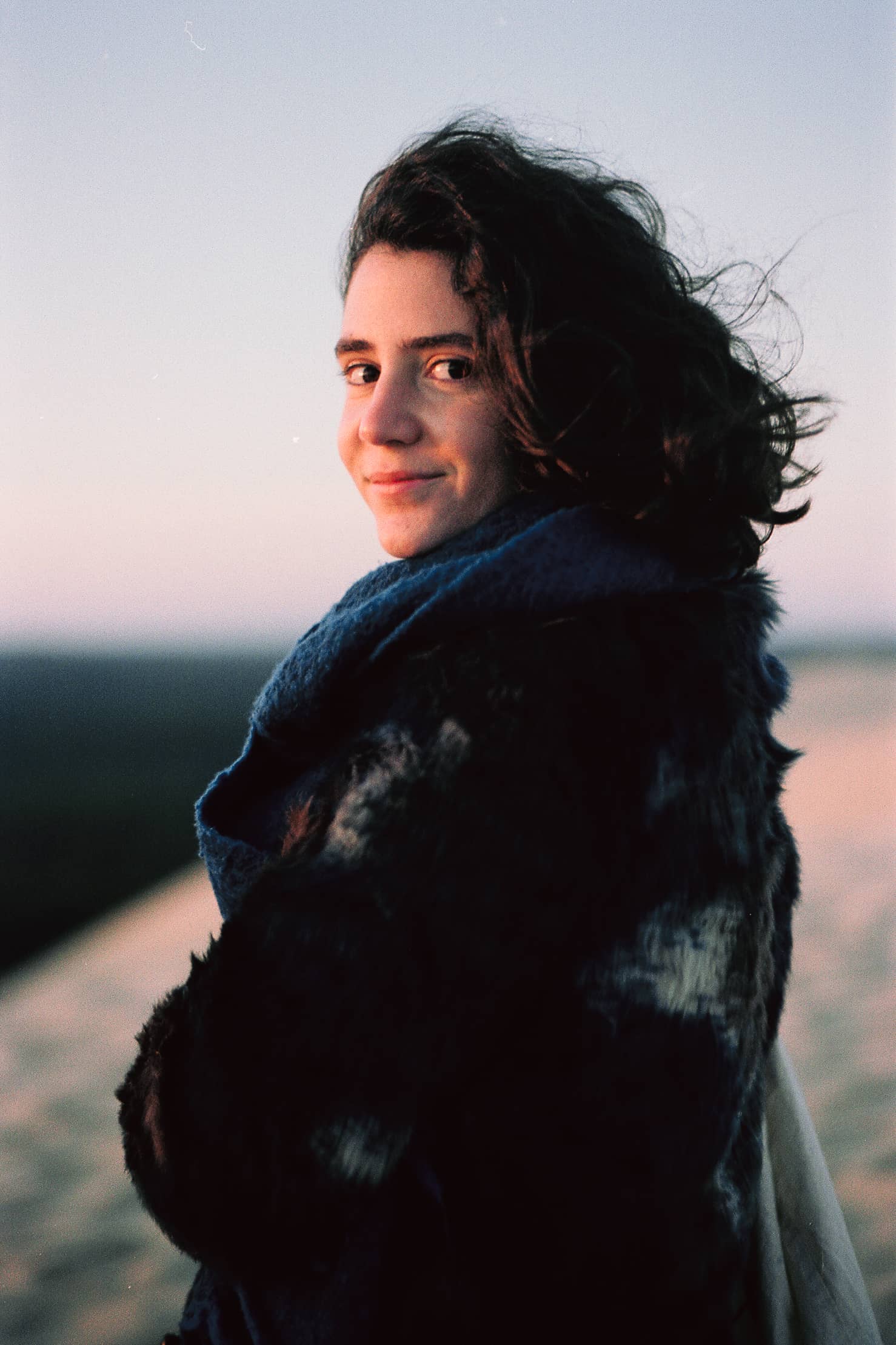 Portrait d'une femme à l'aube, sur la Dune du Pilat